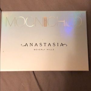 Anastasia Beverly Hills moonchild highlighter